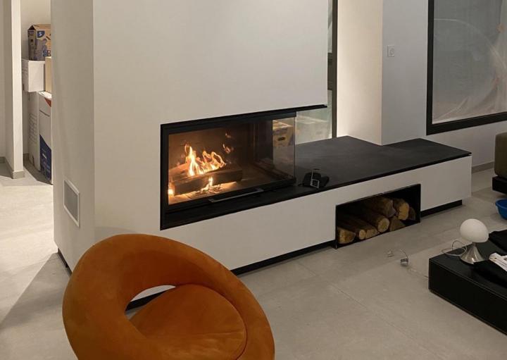 Installation de cheminées sur mesure pour une ambiance intérieure chaleureuse.
